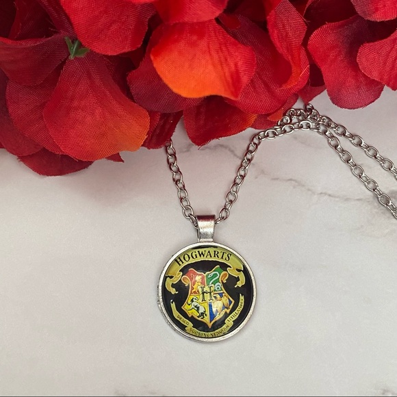 Harry Potter Hogwarts House Crest Pendant - Picture 4 of 11